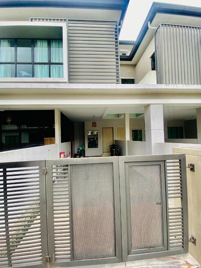 Faizal Madhi Homestay Кучинг Экстерьер фото
