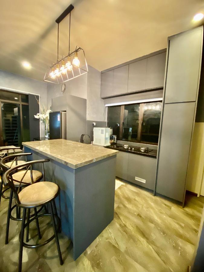Faizal Madhi Homestay Кучинг Экстерьер фото